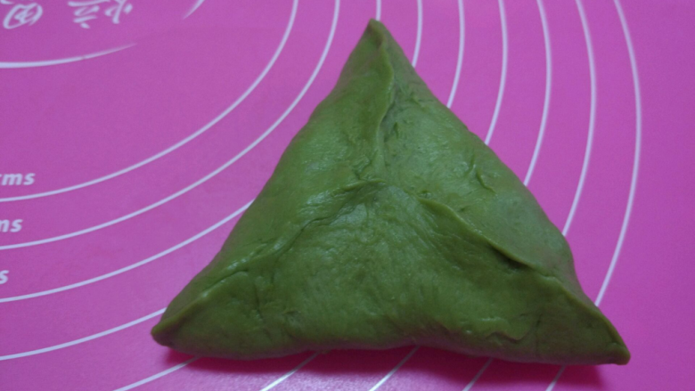 抹茶奶酪软欧面包,如图捏紧,三角包法其实很多,你们平时可以去找度娘看看。记得一定在捏紧,否则你的包包会炸开的!