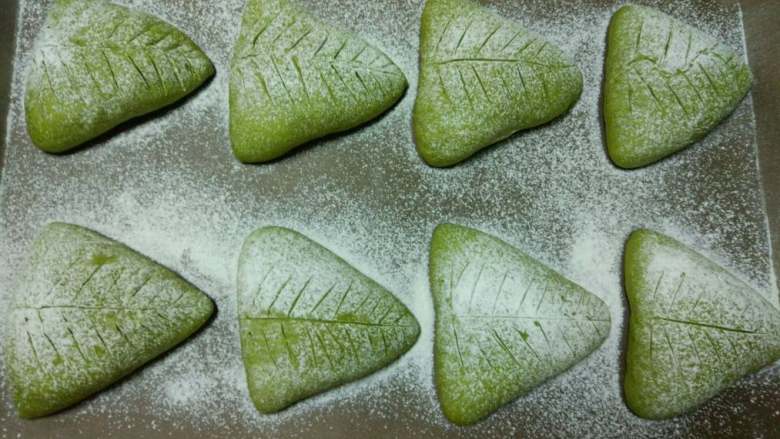 抹茶奶酪软欧面包,烤箱预热170℃ 10分钟。170℃中下层烤30分钟。奶酪夹馅不可烤的时间过长,会反油,烤箱温度根据个人烤箱的情况适当调节,每个烤箱不同,温度会有差异。