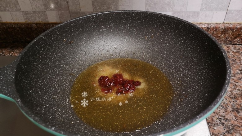 酱焖鲫鱼,锅里的油继续烧热,放入一勺<a style='color:red;display:inline-block;' href='/shicai/ 705'>豆瓣酱</a>翻炒出香味。