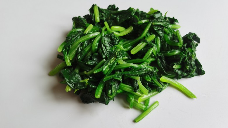 凉拌菠菜粉丝,将菠菜攥干水分,然后切成段。