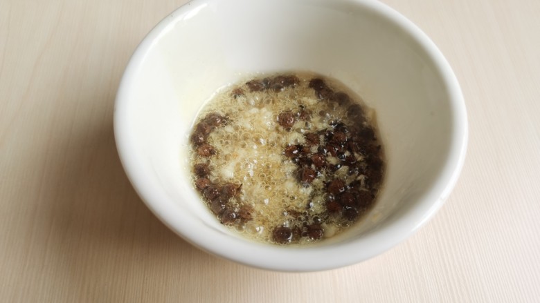 凉拌菠菜粉丝,将大蒜放入碗中,趁热倒入炸好的花椒油,然后将里面的花椒捞出。这个麻椒蒜油味道简直无敌,用它拌凉菜特别开胃。
