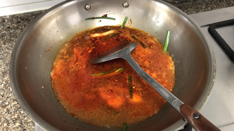 酱焖鲫鱼➕今年花胜去年红,加入适量热水,