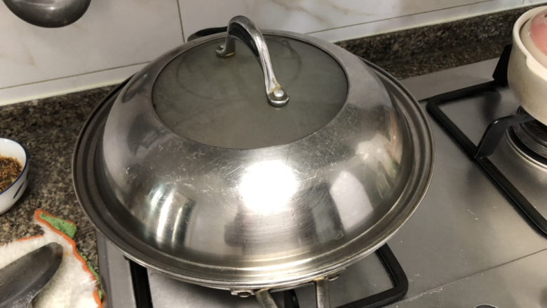 酱焖鲫鱼➕今年花胜去年红,加盖,中火炖10分钟