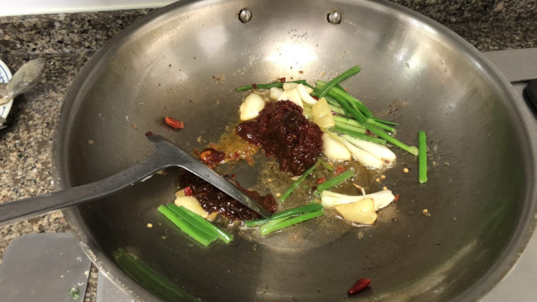 酱焖鲫鱼➕今年花胜去年红,放入酱,小火煸炒出红油