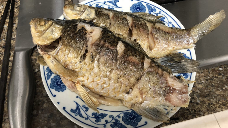酱焖鲫鱼➕今年花胜去年红,煎好的鱼盛出,阿晨盛出来时不小心把鱼尾巴碰掉了😭