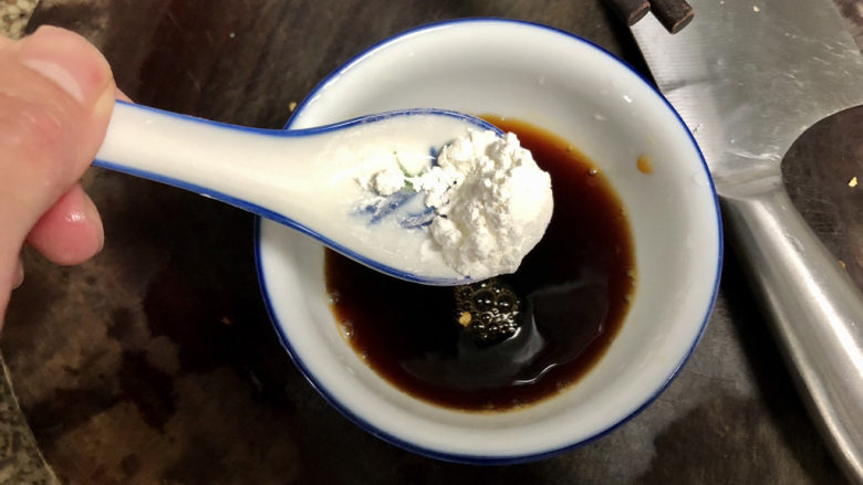蚝油油麦菜➕柳塘新绿却温柔,生粉半汤匙,凉开水少许,拌匀,尝下咸淡,如果觉得淡可以加少许食盐