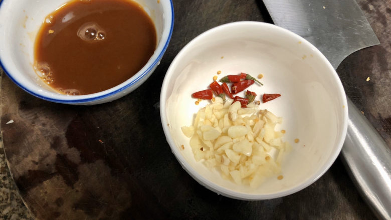 蚝油油麦菜➕柳塘新绿却温柔,蒜切蒜末,干辣椒切段