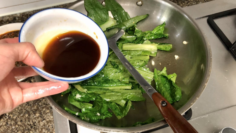 蚝油油麦菜➕柳塘新绿却温柔,淋上调味汁,大火翻炒半分钟出锅。