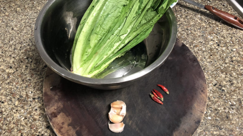 蚝油油麦菜➕柳塘新绿却温柔,食材合照：<a style='color:red;display:inline-block;' href='/shicai/ 155'>油麦菜</a>一颗，<a style='color:red;display:inline-block;' href='/shicai/ 86474'>干辣椒</a>三四个，蒜四瓣