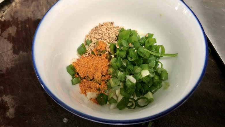 菠菜蛋卷➕绿柳才黄半未匀,再来一汤匙白芝麻半汤匙辣椒粉,怕辣的宝宝可以不加