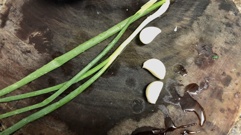 菠菜蛋卷➕绿柳才黄半未匀,阿晨今天准备做个调料汁蘸着吃,准备点小葱蒜瓣
