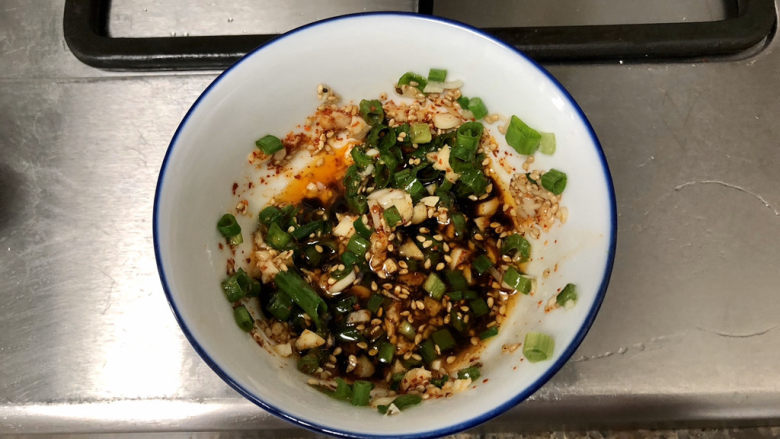 菠菜蛋卷➕绿柳才黄半未匀,搅拌一下,加入两汤匙生抽