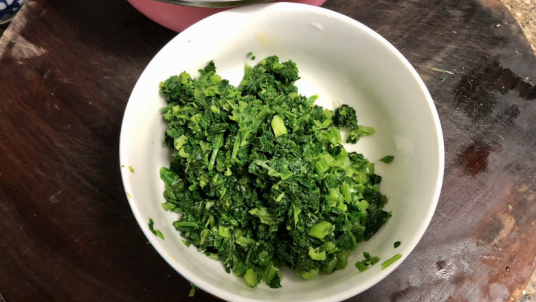 菠菜蛋卷➕绿柳才黄半未匀,挤净水份,切碎