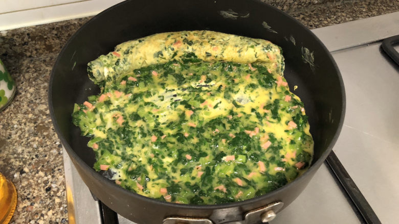 菠菜蛋卷➕绿柳才黄半未匀,再刷上一层油,继续浇上蛋液摊平,微凝固卷起