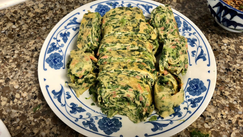 菠菜蛋卷➕绿柳才黄半未匀,冷却到不烫手,切块,上桌吃吧