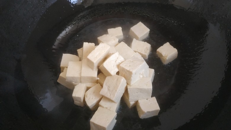韭菜炒豆腐,锅烧热放入适量植物油,烧热,放入豆腐