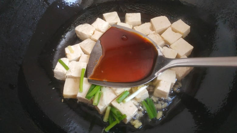 韭菜炒豆腐,加入适量<a style='color:red;display:inline-block;' href='/shicai/ 788'>生抽</a>