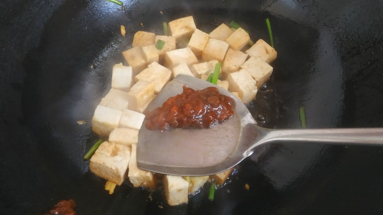 韭菜炒豆腐,加入一勺<a style='color:red;display:inline-block;' href='/shicai/ 4510'>黄豆酱</a>,翻炒至豆腐上色