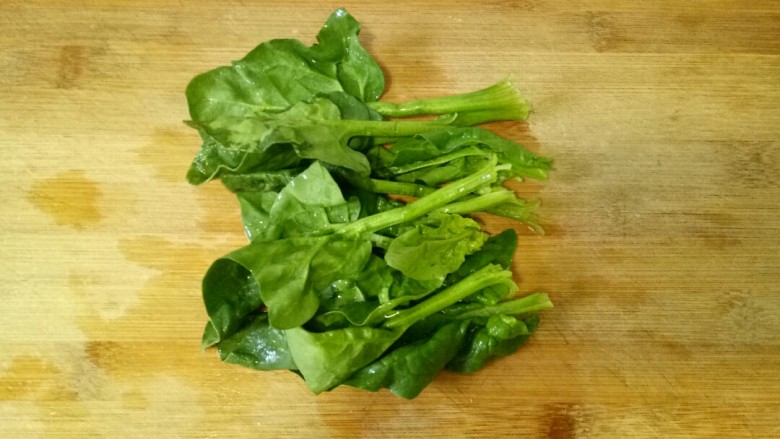 菠菜蛋卷,菠菜去黄叶,切去根部,清洗干净备用