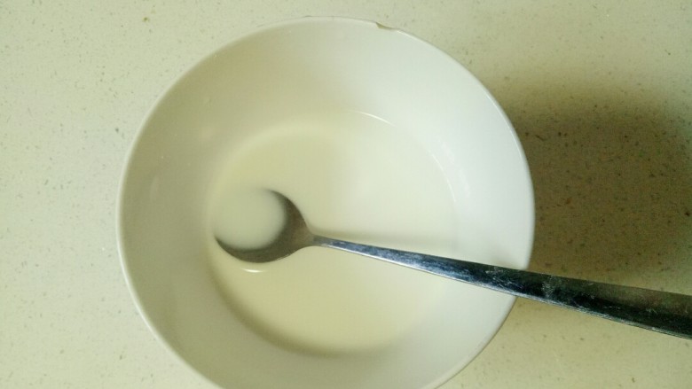 菠菜蛋卷,碗中放入淀粉,加入适量水进拌均匀备用