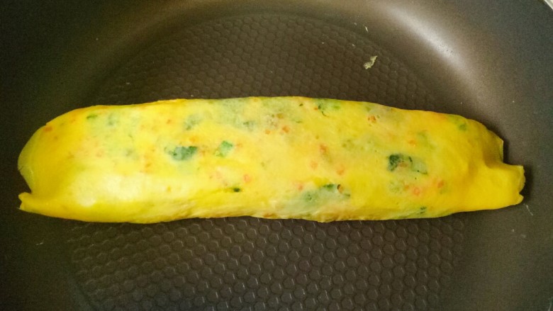 菠菜蛋卷,全部做完后,稍微煎至片刻