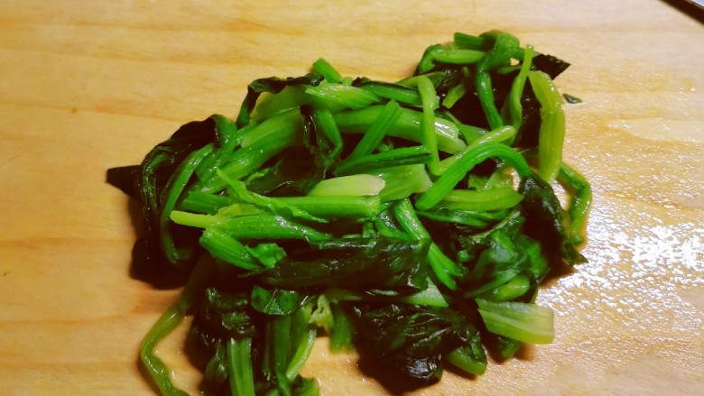 菠菜鸡蛋面,捞出过凉 控干水分 切大段