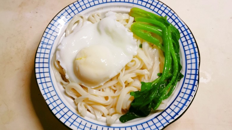 菠菜鸡蛋面,捞出面条 鸡蛋 放好菠菜