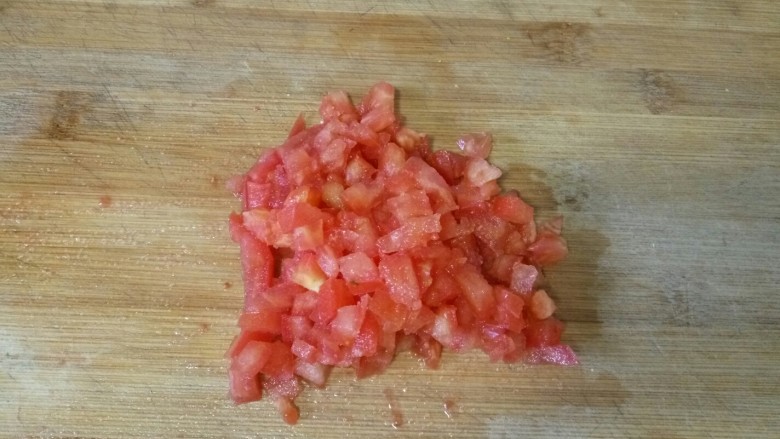 菠菜豆腐汤,准备<a style='color:red;display:inline-block;' href='/shicai/ 3551'>西红柿</a>清洗干净,切十字刀,用开水烫一下,去皮,期待你小丁备用