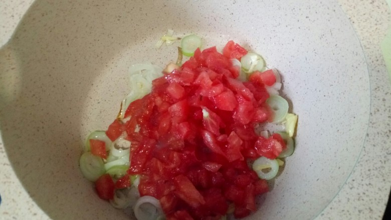 菠菜豆腐汤,放入西红柿,炒出汤汁