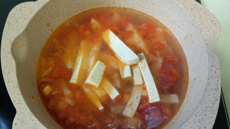 菠菜豆腐汤,加入豆腐,大火煮开