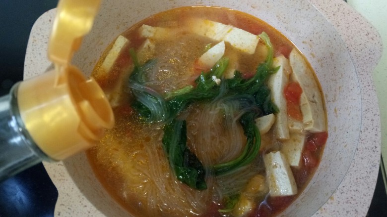 菠菜豆腐汤,菠菜熟了,关火,加入一勺<a style='color:red;display:inline-block;' href='/shicai/ 847'>香油</a>即可