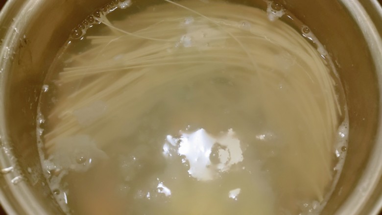菠菜鸡蛋面,大火烧开后转中小火煮制