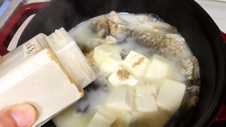 奶白鲫鱼豆腐汤,10分钟后出了奶白汤色,加入豆腐,撒少许<a style='color:red;display:inline-block;' href='/shicai/ 134296'>白胡椒粉</a>;