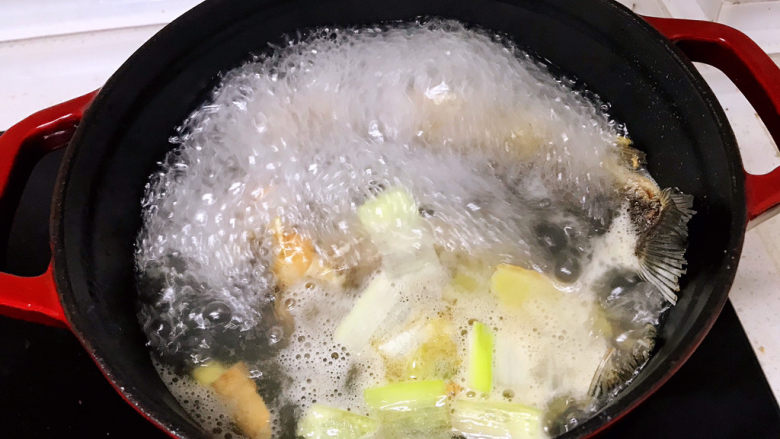 奶白鲫鱼豆腐汤,开大火,加盖炖煮10分钟就可以出奶白汤,大火炖浓汤,小火炖清汤;