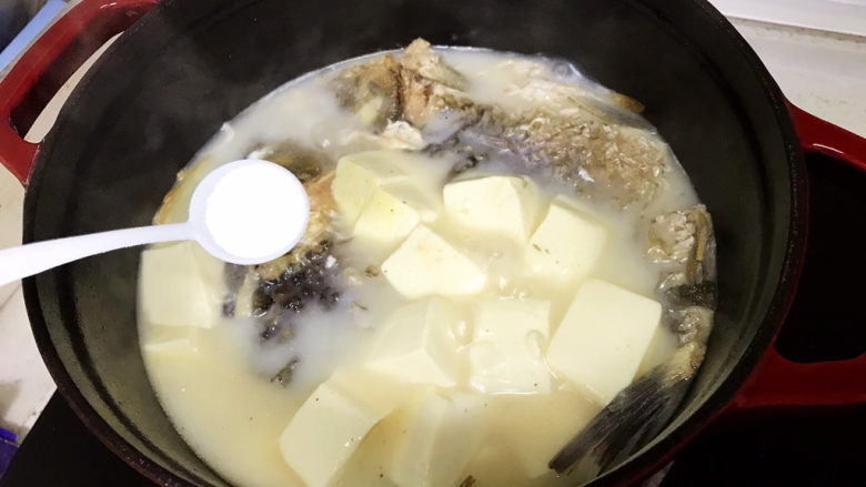 奶白鲫鱼豆腐汤,加盐调味;