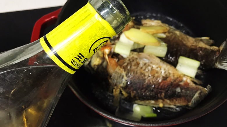 奶白鲫鱼豆腐汤,倒入少许<a style='color:red;display:inline-block;' href='/shicai/ 718'>料酒</a>;