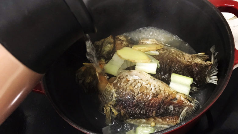 奶白鲫鱼豆腐汤,加入热水;