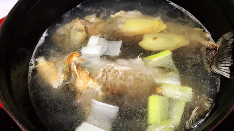 奶白鲫鱼豆腐汤,水要没过鱼身;