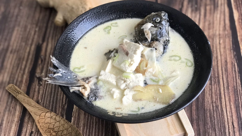 奶白鲫鱼豆腐汤,10分钟后,出锅前撒一把葱花点缀,就可以端上桌享用啦!如果家里有淡奶油,可以加1-2勺,会让口感更滑爽,汤色更奶白。