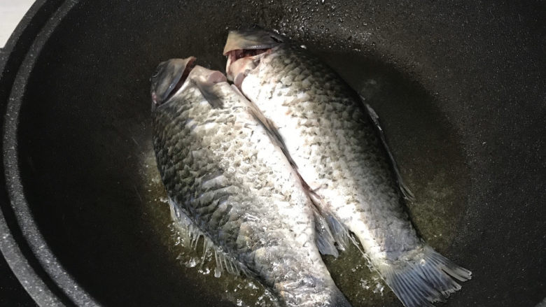 奶白鲫鱼豆腐汤,鲫鱼用厨房纸擦干水分,下锅中小火两面煎;