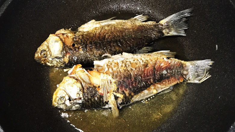 奶白鲫鱼豆腐汤,煎鱼一定要有耐心,把鱼煎透,这样鱼汤才不会有腥味;