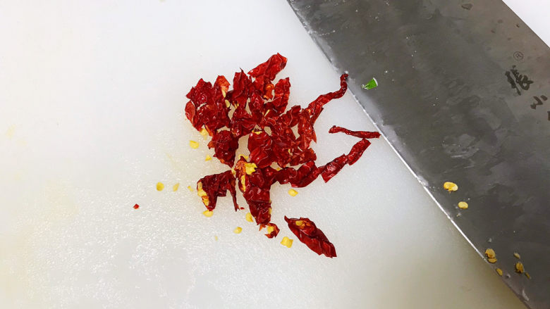 韭菜炒猪肝,红尖椒或者干红椒切小段;
