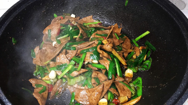 韭菜炒猪肝,炒至韭菜断生就可以出锅了;