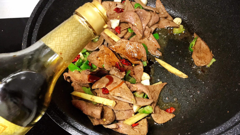韭菜炒猪肝,加入<a style='color:red;display:inline-block;' href='/shicai/ 788'>生抽</a>调味;