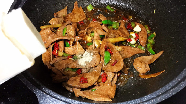 韭菜炒猪肝,加<a style='color:red;display:inline-block;' href='/shicai/ 134296'>白胡椒粉</a>翻炒均匀;