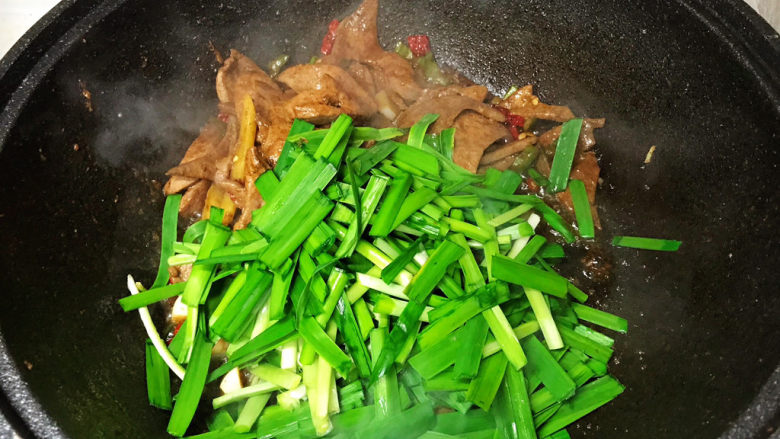 韭菜炒猪肝,加入韭菜;