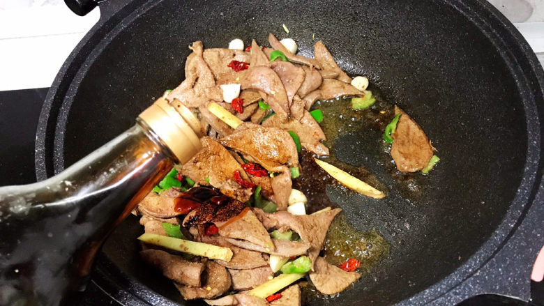 韭菜炒猪肝,再加一点儿老抽;