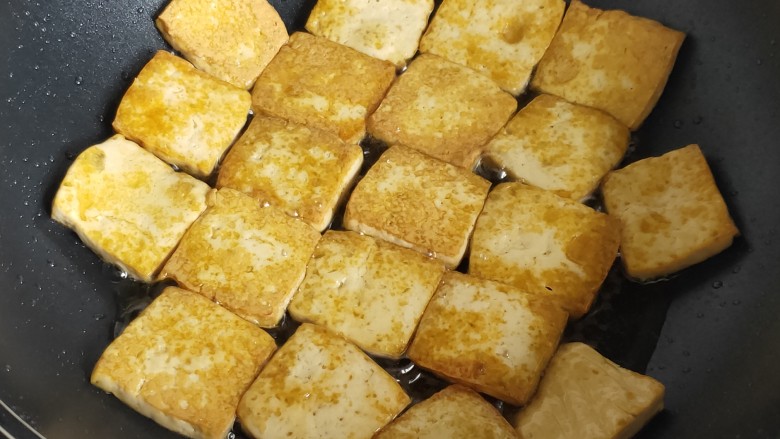 韭菜炒豆腐,煎至两面金黄