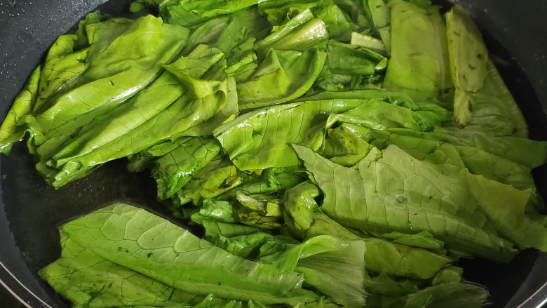 蚝油油麦菜,锅中烧开水,放入油麦菜