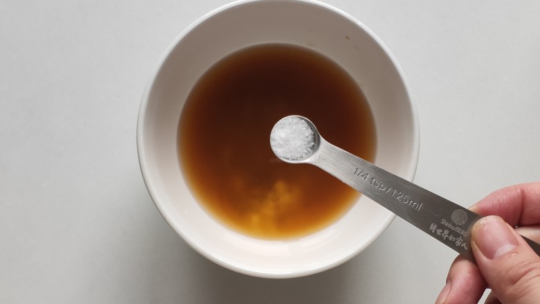 蚝油油麦菜,一小勺咸盐,搅拌均匀